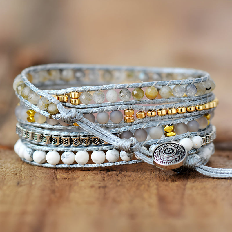 Bracelet multi-rangs en pierres naturelles quartz rose, labradorite et perles grises, fermoir rond argenté gravé.