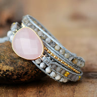 Bracelet multi-rangs gris et rose avec quartz rose facetté et petites labradorites serties de détails dorés.