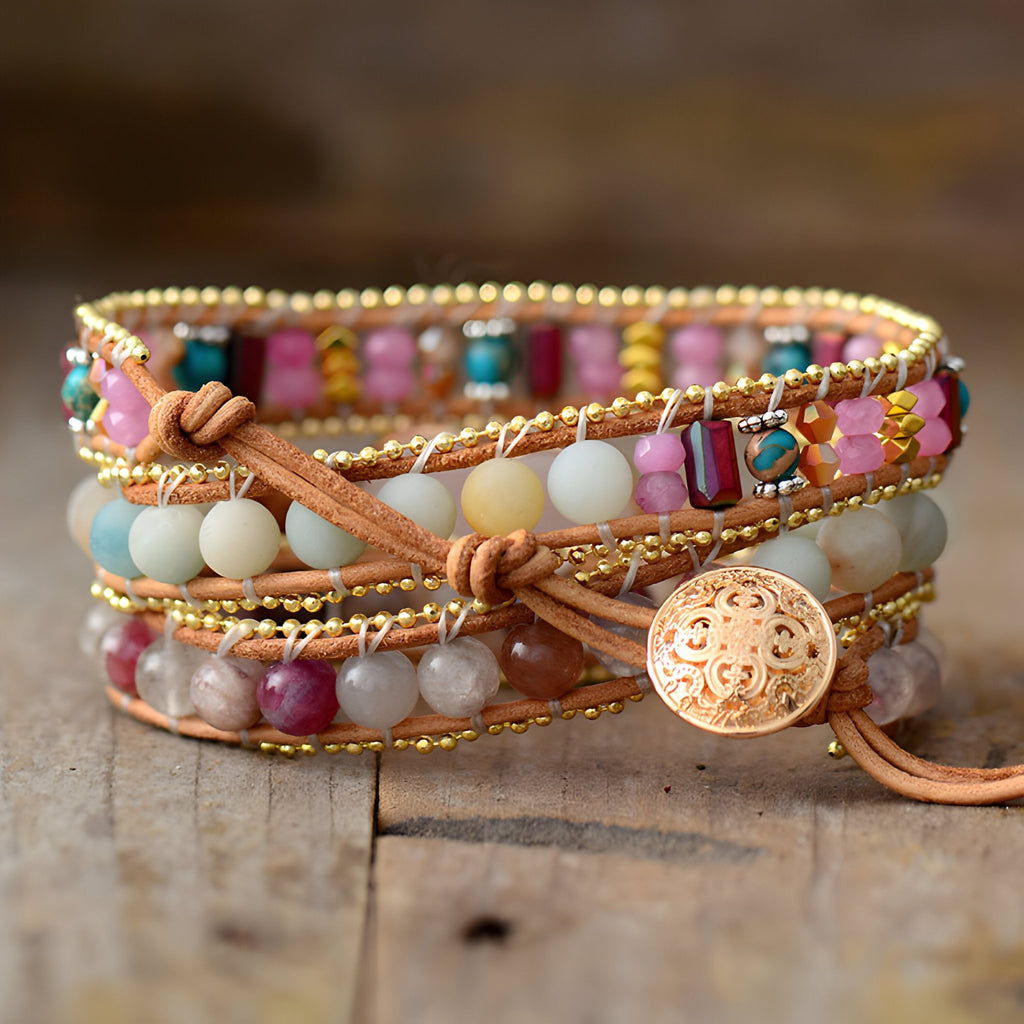 Bracelet multi-rangs en quartz rose, jaspe coloré, avec cordon en cuir et bouton doré en forme de cœur.