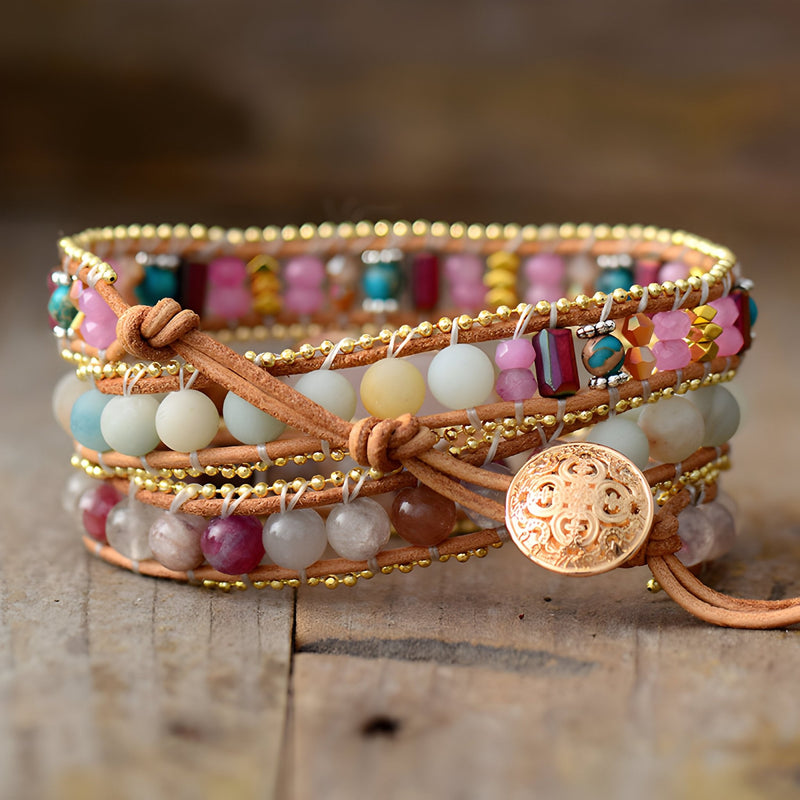 Bracelet multi-rangs en quartz rose, jaspe coloré, avec cordon en cuir et bouton doré en forme de cœur.