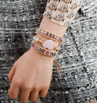 Bracelet multi-rangs femme en quartz rose, jaspe, perles multicolores et cœur central rose pâle.