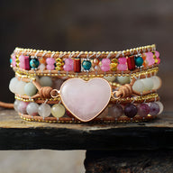 Bracelet multi-rangs pour femme en quartz rose, pierres de jaspe colorées, cœur central rose pâle en pierre naturelle.