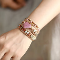 Bracelet multi-rangs en pierres naturelles rose et beige avec cœur central en rhodonite, style bohème élégant.