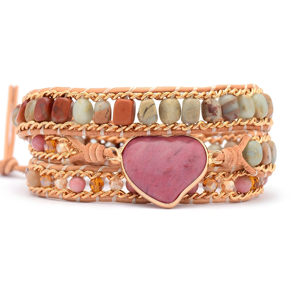 Bracelet multi-rangs en cuir beige avec perles naturelles multicolores et cœur central en rhodonite rose.