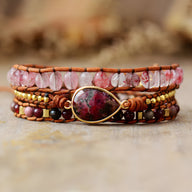 Bracelet multi-rangs femme en rhodonite rose, quartz translucide et perles marron avec pierre centrale ovale rouge foncé et.