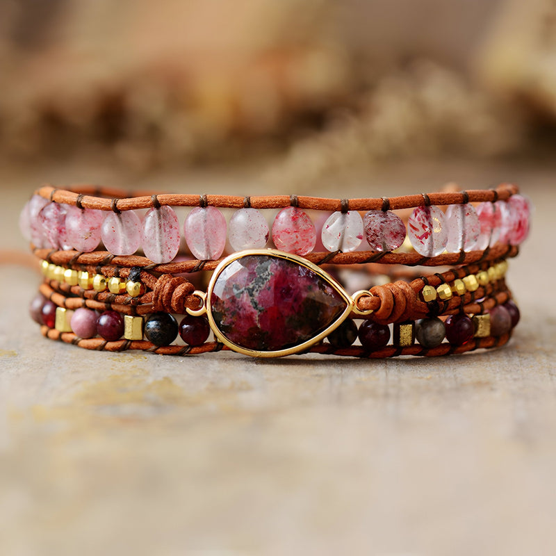 Bracelet multi-rangs femme en rhodonite rose, quartz translucide et perles marron avec pierre centrale ovale rouge foncé et.