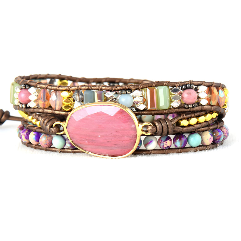 Bracelet multi-rangs en pierres naturelles multicolores avec pierre centrale rose en rhodonite et perles de jaspe.