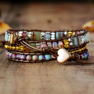 Bracelet femme multi-rangs en perles de rhodonite, jaspe, et métal doré, fermoir cœur rose pâle.