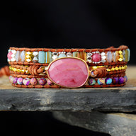 Bracelet multi-rangs femme avec pierre centrale rose rhodonite, perles jaspe multicolores, tissage cuir marron.