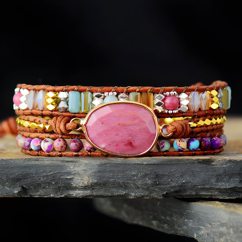 Bracelet multi-rangs femme avec pierre centrale rose rhodonite, perles jaspe multicolores, tissage cuir marron.