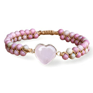 Bracelet femme en perles rose rhodonite avec pendentif cœur quartz rose et fermeture tressée beige.