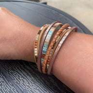 Bracelet multi-rangs Louis en cuir marron tressé et lisse avec détails métalliques dorés et argentés.