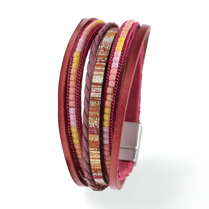 Bracelet multi-rangs rouge avec fils colorés et fermoir métallique argenté.
