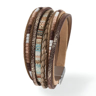 Bracelet multi-rangs en cuir marron avec détails tressés, perles turquoise et fermoir métallique argenté.