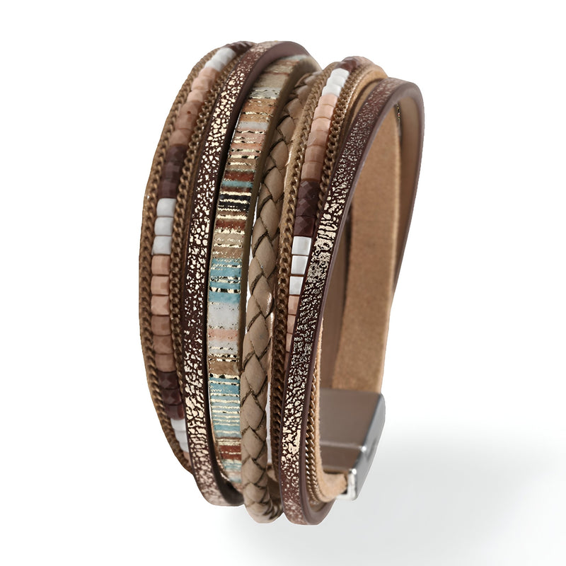 Bracelet multi-rangs en cuir marron avec détails tressés, perles turquoise et fermoir métallique argenté.