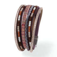 Bracelet multi-rangs marron avec perles blanches, noires et marron, cuir et détails tissés multicolores.