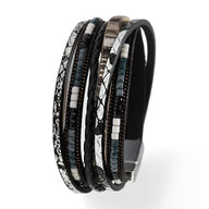 Bracelet multi-rangs noir avec motifs serpent et perles fines métalliques élégantes.