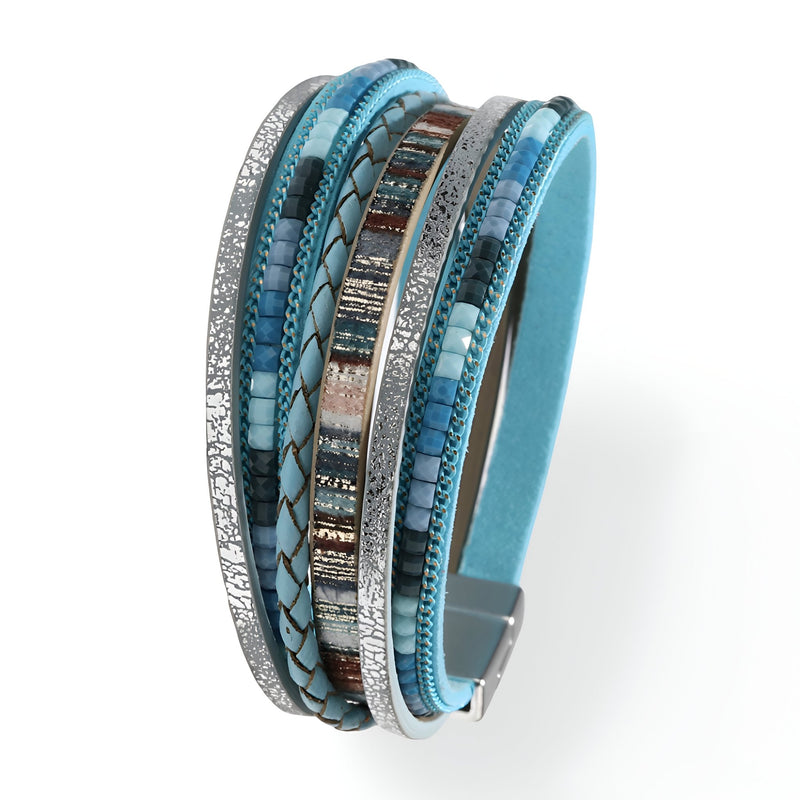 Bracelet multi-rangs bleu avec cuir tressé, perles métalliques et détails argentés brillants.