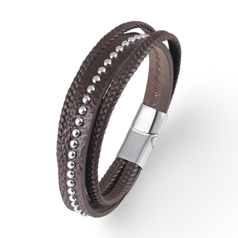 Bracelet multi-rangs en cuir marron avec rivets argentés et fermeture magnétique métallique.