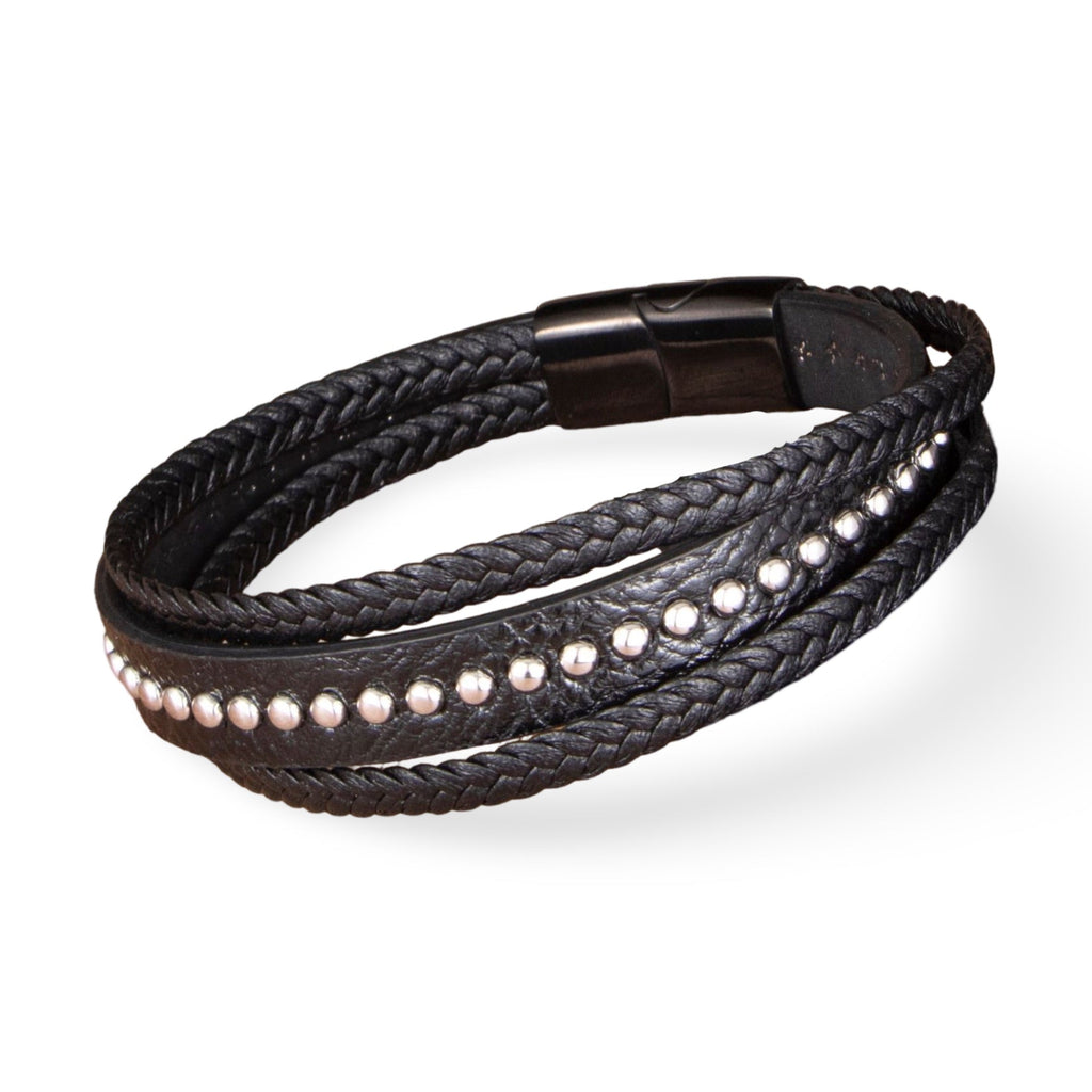 Bracelet multi-rangs noir en cuir tressé avec rivets métalliques argentés et fermoir magnétique foncé.