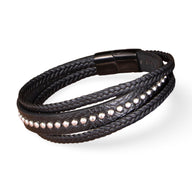 Bracelet multi-rangs noir en cuir tressé avec rivets métalliques argentés et fermoir magnétique foncé.