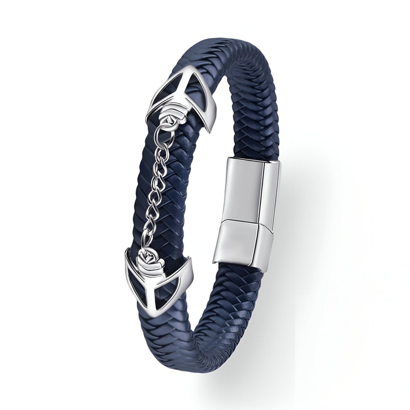 Bracelet bleu en cuir tressé avec chaîne en métal argenté et fermoir magnétique argenté.