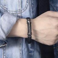 Bracelet homme noir en cuir avec chaîne métallique incrustée et fermoir flèche argenté.