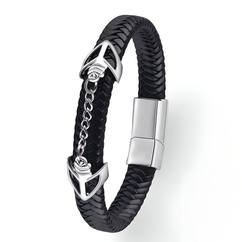 Bracelet homme noir en cuir tressé avec chaîne argentée et fermoir aimanté métallique.