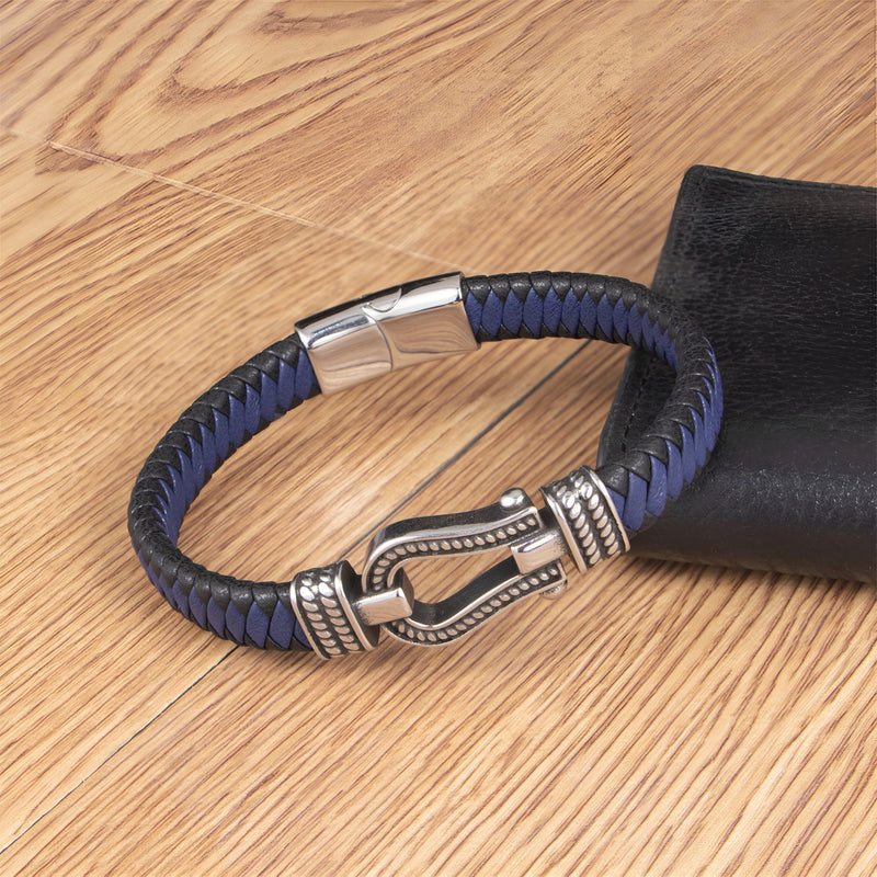 Bracelet bleu en cuir tressé avec boucle en acier brossé style bouclier.