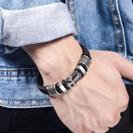 Bracelet marron en cuir tressé avec motif croix métal et inserts noirs et blancs, modèle Alain.