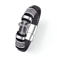 Bracelet pour homme en cuir marron tressé avec motif croix en métal argenté et fermoir noir et argenté.