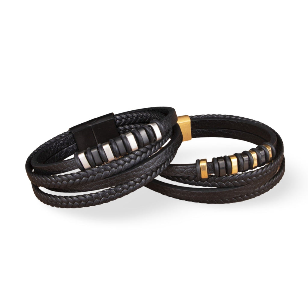 Bracelet multi-rangs noir en cuir tressé avec perles en acier inoxydable argent et détails dorés.