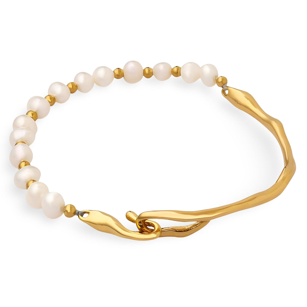 Bracelet en or 14 carats avec perles blanches rondes et fermeture ondulée élégante.