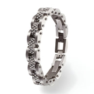Bracelet homme en titane et acier inoxydable argenté avec maillons texturés et finition brillante.