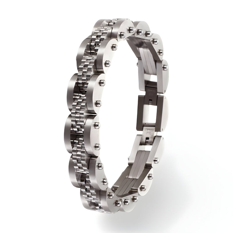 Bracelet homme en titane et acier inoxydable argenté avec maillons texturés et finition brillante.