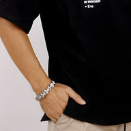 Bracelet homme en acier inoxydable argenté à maillons larges, look moderne et épuré.
