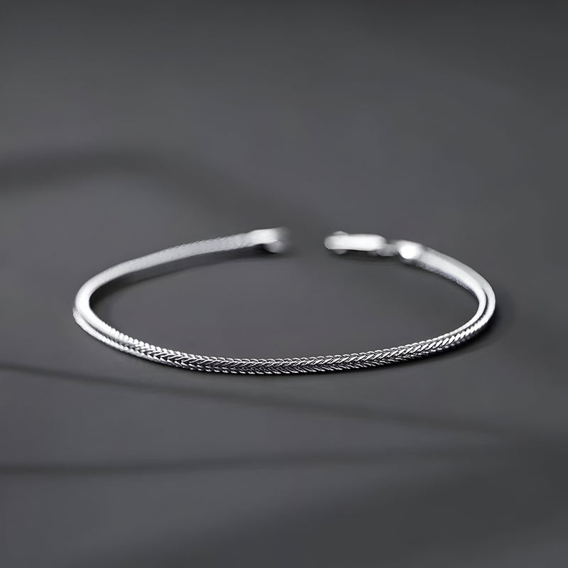 Bracelet fin en titane argenté à maille serrée avec fermoir simple, style masculin.