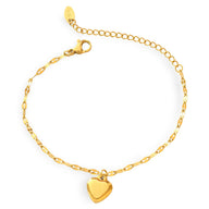 Bracelet fin en titane doré avec petit pendentif cœur lisse et chaîne délicate ajustable.
