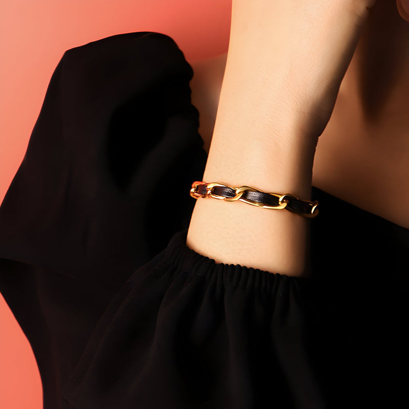 Bracelet en titane plaqué or avec maillons larges et cordelette en cuir noire, style Constance.