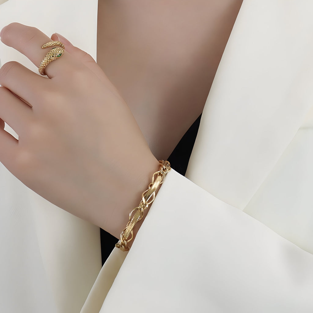 Bracelet double maille en titane plaqué or 18 carats porté au poignet, style élégant et moderne.