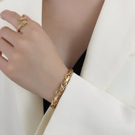 Bracelet double maille en titane plaqué or 18 carats porté au poignet, style élégant et moderne.