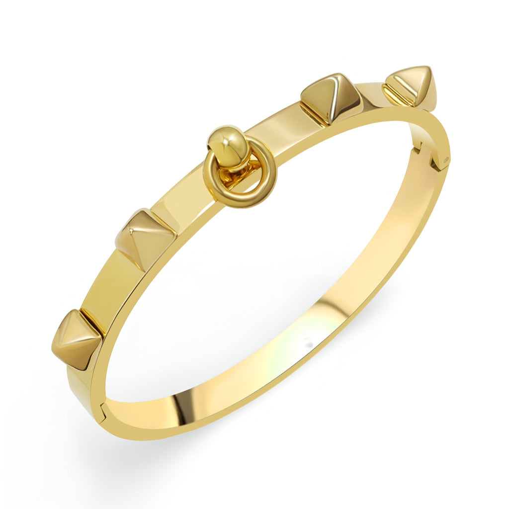 Bracelet rigide en titane plaqué or 18 carats avec piques pyramidales et petit anneau décoratif.