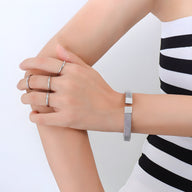 Bracelet tressé en titane plaqué or 18 carats porté, design fin et élégant.