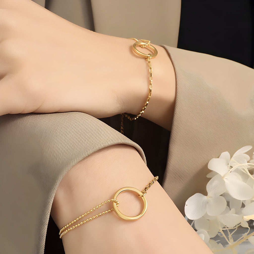 Bracelet fin en titane plaqué or 18 carats avec anneau rond et chaîne double délicate.