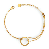 Bracelet fin en titane plaqué or 18 carats avec double chaîne et anneau circulaire central.