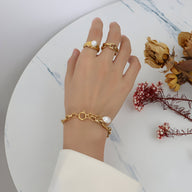 Bracelet en titane plaqué or 18 carats avec large perle naturelle, style chaîne élégante.