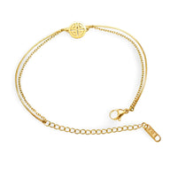 Bracelet fin en titane plaqué or 18 carats avec médaillon rond à motif géométrique et chaîne ajustable.