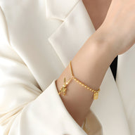 Bracelet fin en titane plaqué or 18 carats avec charme lapin suspendu élégant.