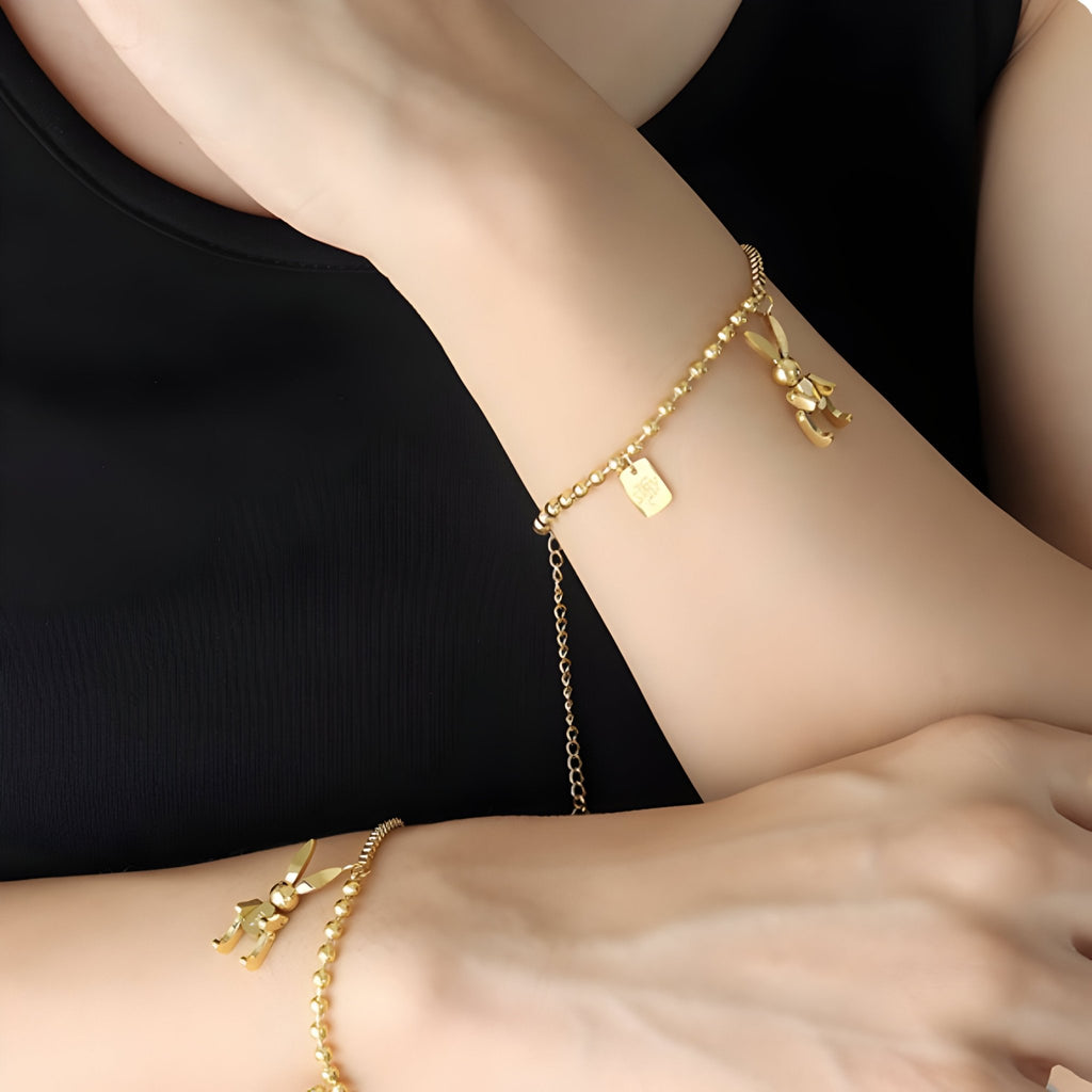 Bracelet fin en titane plaqué or 18 carats avec chaîne réglable et charme lapin délicat.