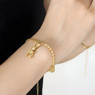 Bracelet fin en titane plaqué or 18 carats avec pendentif lapin doré délicat.